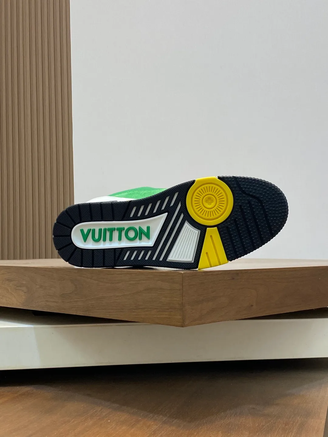Men's men's shoes 💰820 Lujia New Color Men's 🧍‍♂️trainer sneakers, this LV Trainer sneaker is made of soft grained calfskin, showing pure tones, the #54 logo on the back traces the brand's birth in 1854, the designer's handwritten brand logo embellishes one side, designed by Virgil Abloh himself, a very commemorative sneaker, the new LV Louis Vuitton louis vuitton trainer sneaker low casual sports culture versatile basketball sneakers Size: 35-46 (customized for women 40, men 46)